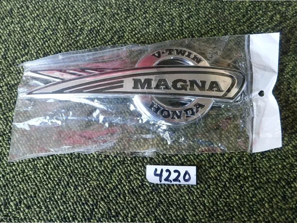 Логотип и орнамент Honda Magna — детальный ракурс