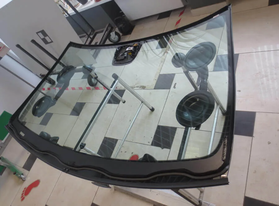 Универсальное ветровое стекло для чоппера — детальный ракурс