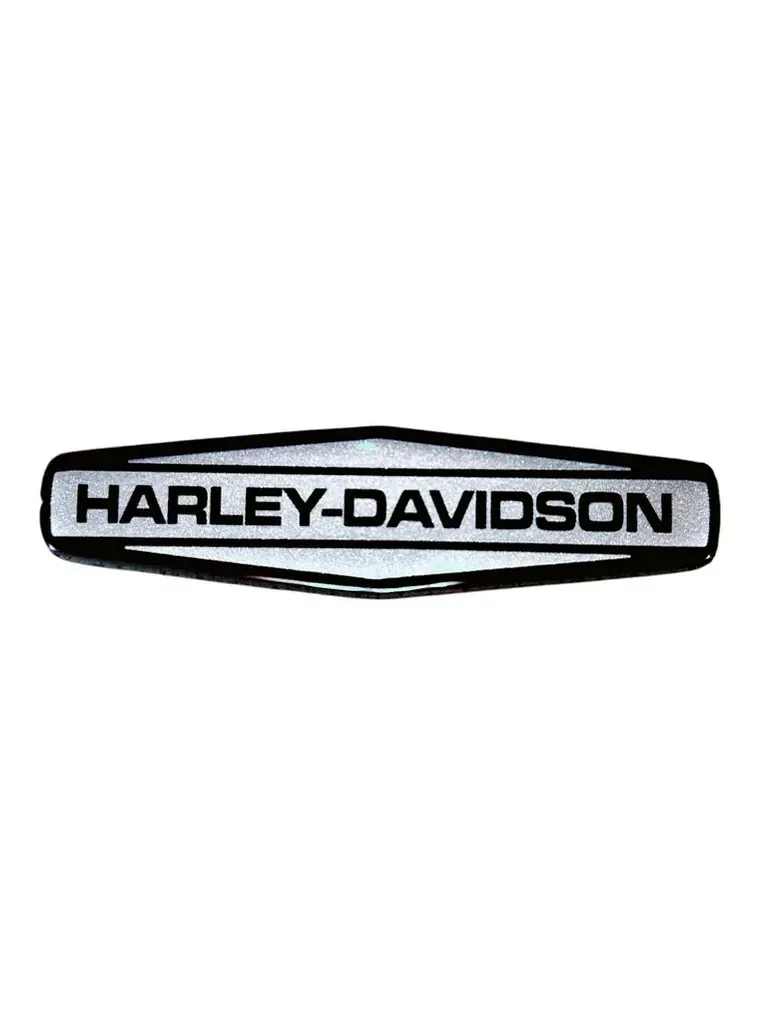 Эмблема Harley-Davidson для чопперов и круизеров — детальный ракурс