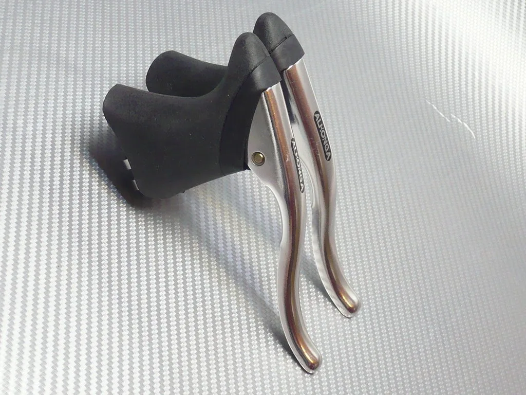 Короткие ручки сцепления и тормоза — детальный ракурс